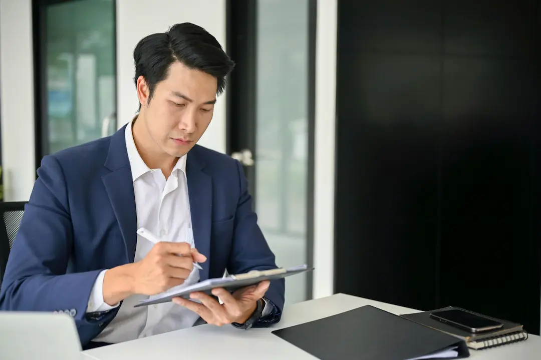 Doanh nhân châu Á trao đổi hồ sơ thành lập công ty