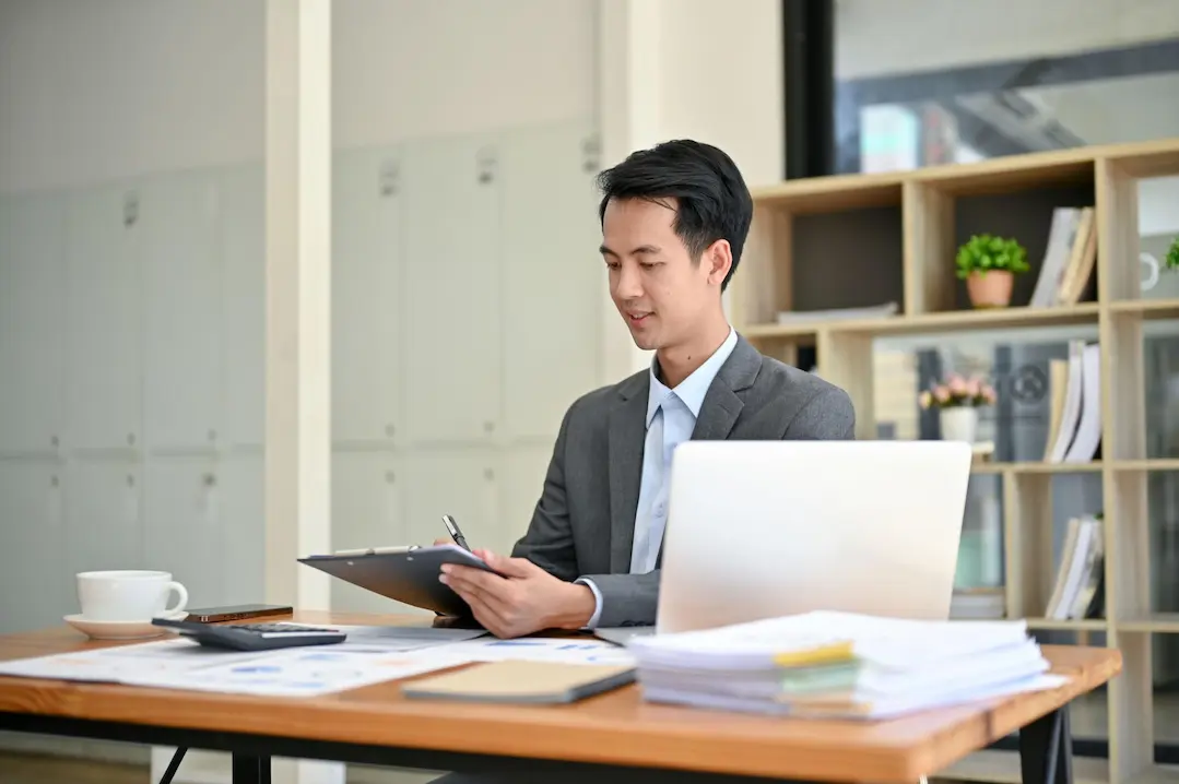 Doanh nhân châu Á trao đổi chiến lược công ty cổ phần