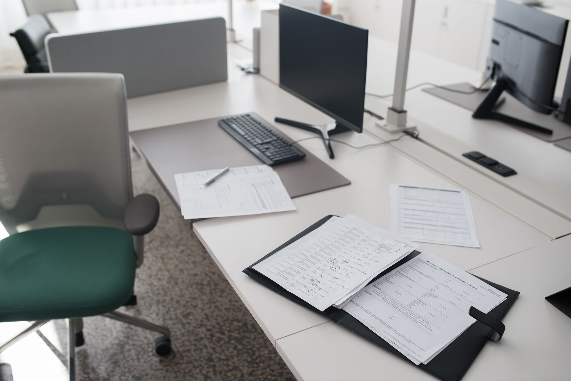 Các hồ sơ tiêu chuẩn ISO 9001 14001 45001 trên bàn làm việc