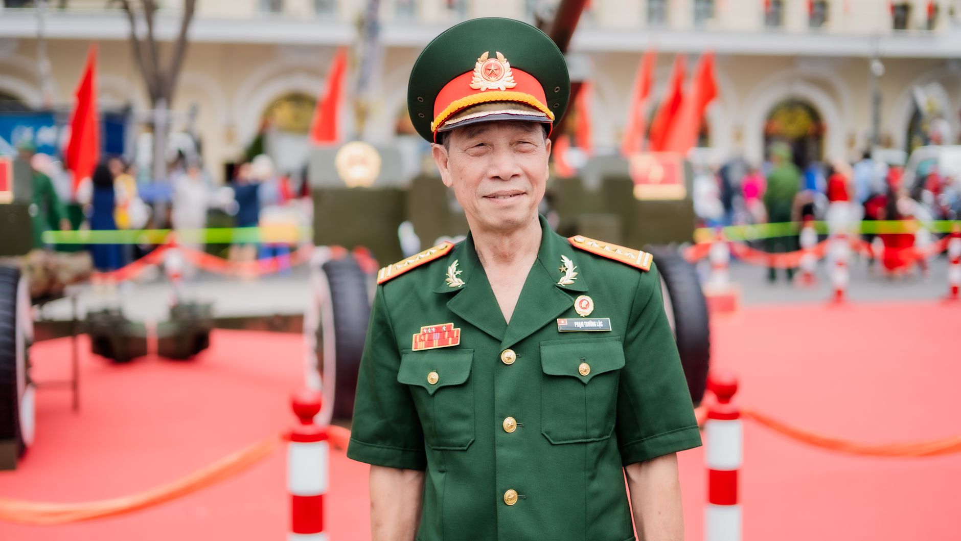 Cán bộ nhà nước ngồi làm việc tại văn phòng hiện đại