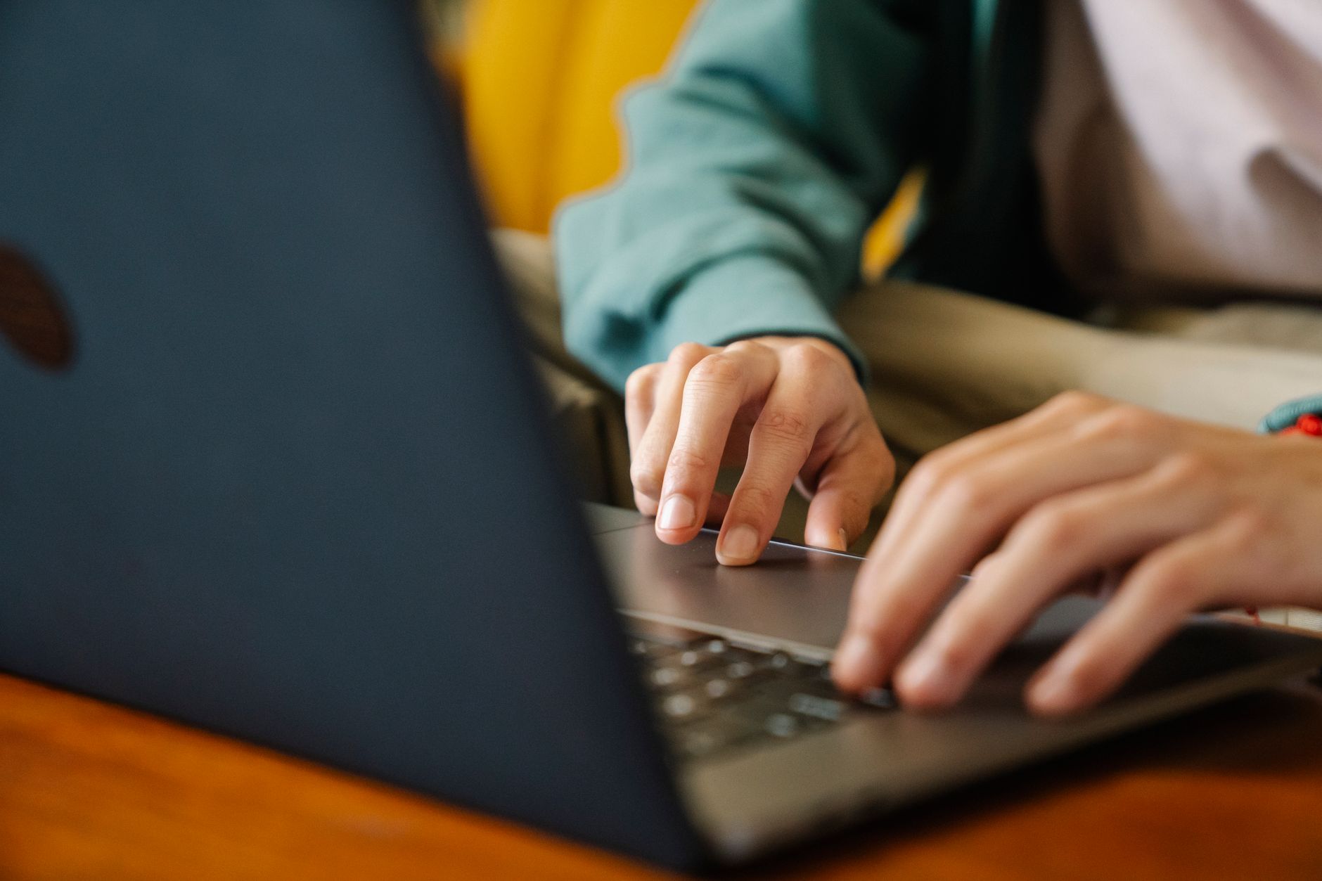 Người lao động xem tin tuyển dụng trên laptop tại bàn làm việc hiện đại