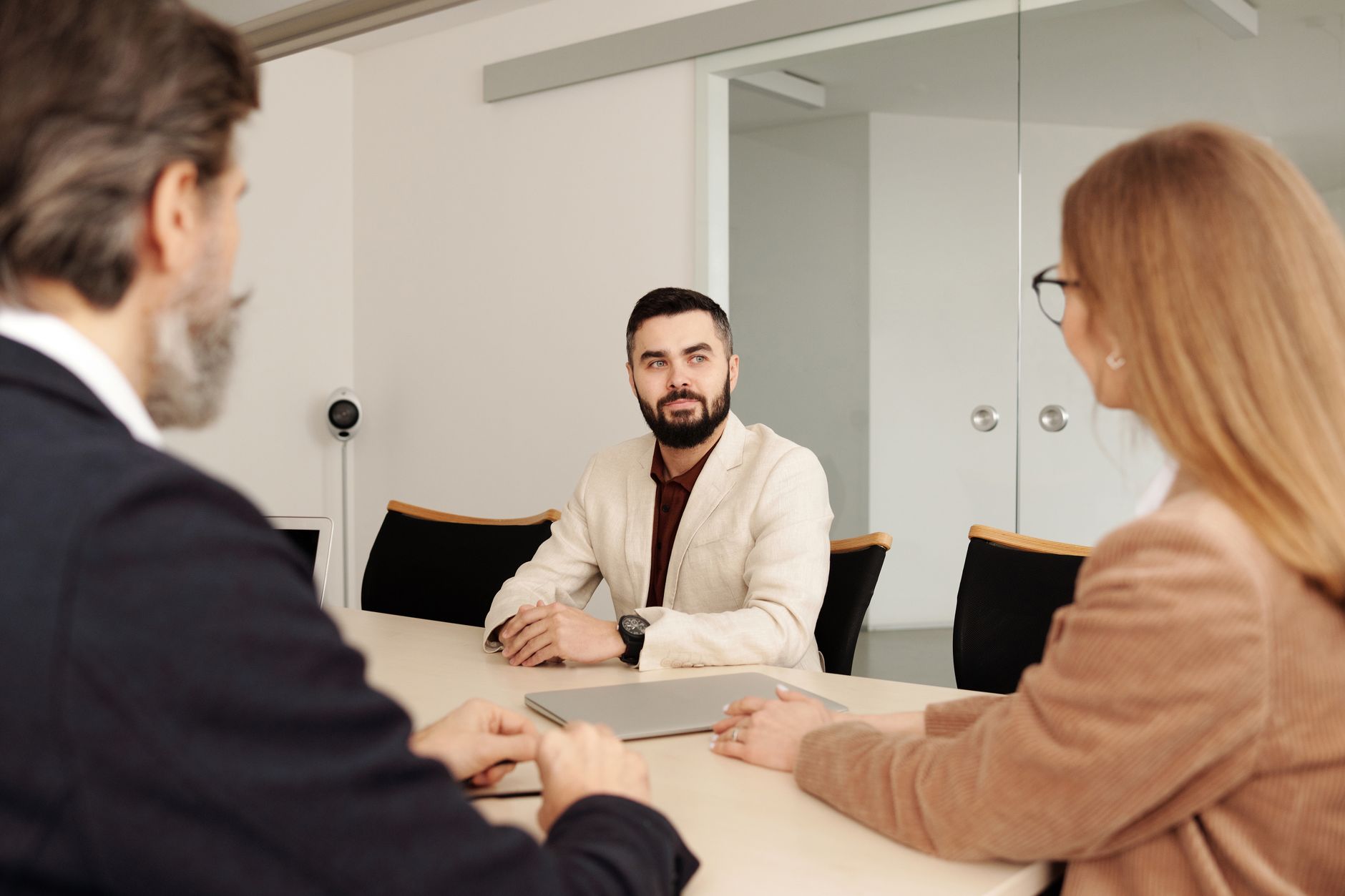 HR manager giải thích quy trình sa thải đúng luật cho nhân viên