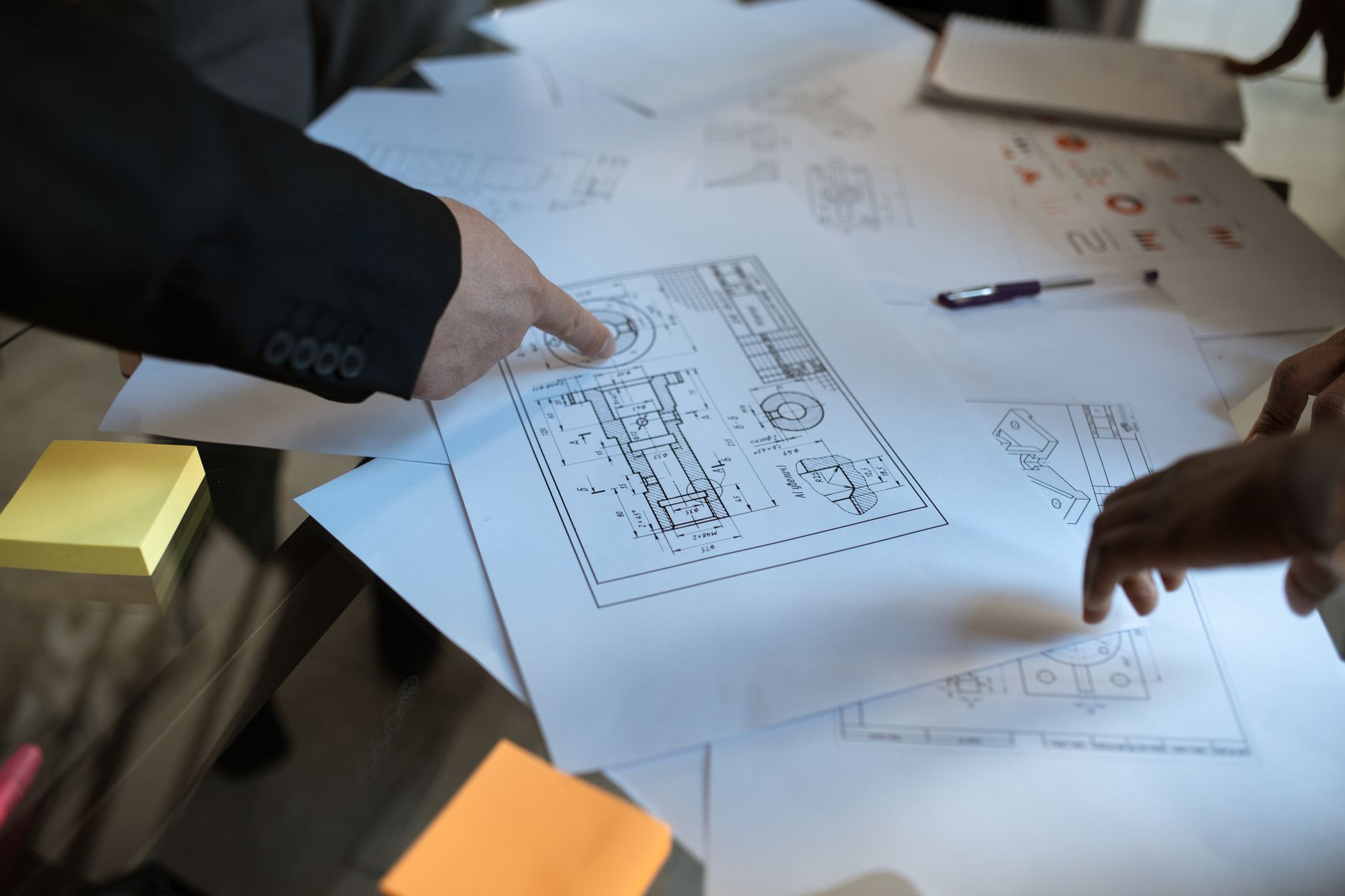 Người thiết kế kiểm tra bản vẽ kiểu dáng sản phẩm để đăng ký bảo hộ