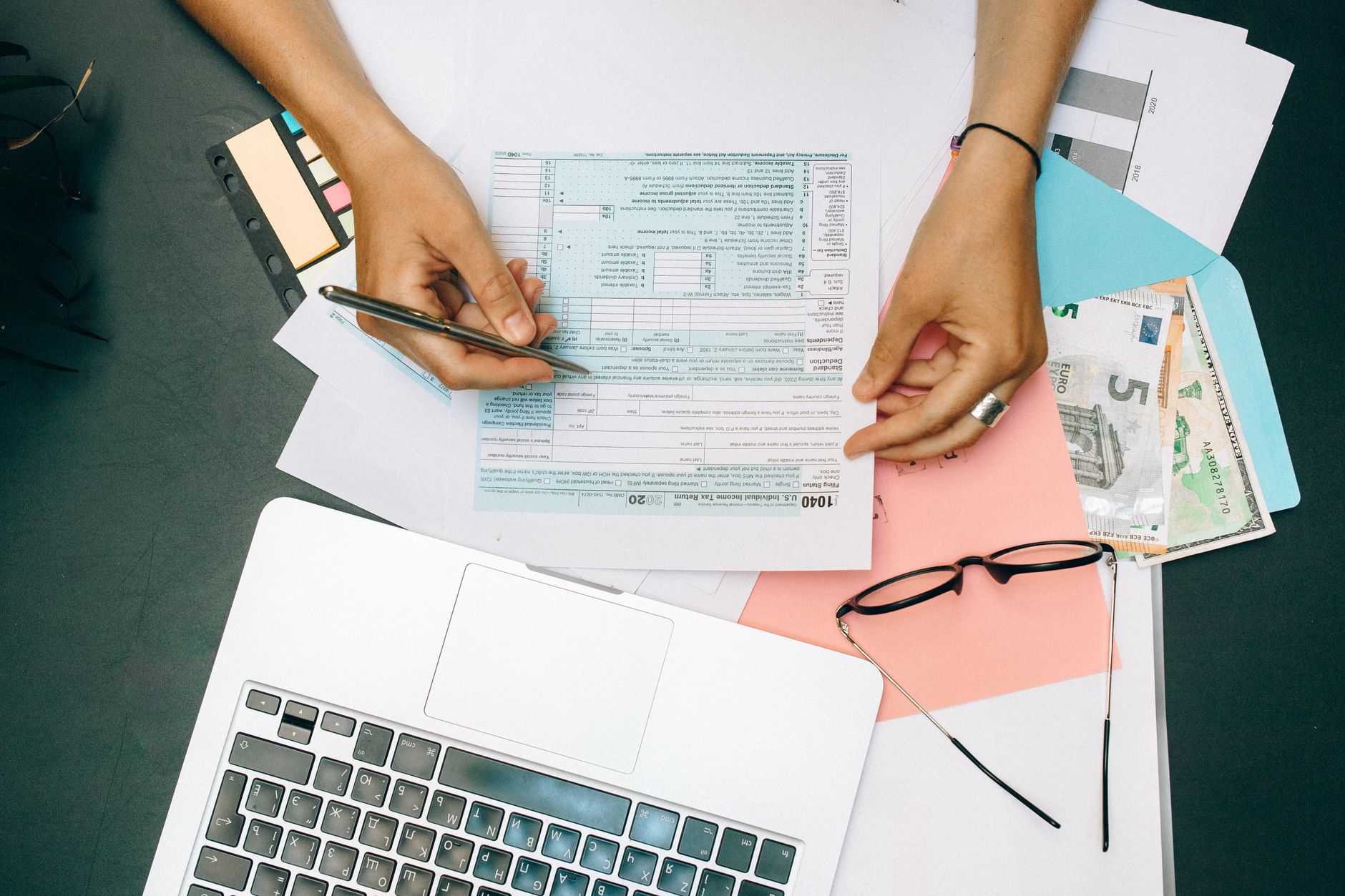 Chủ doanh nghiệp đăng ký thuế online trên máy tính văn phòng