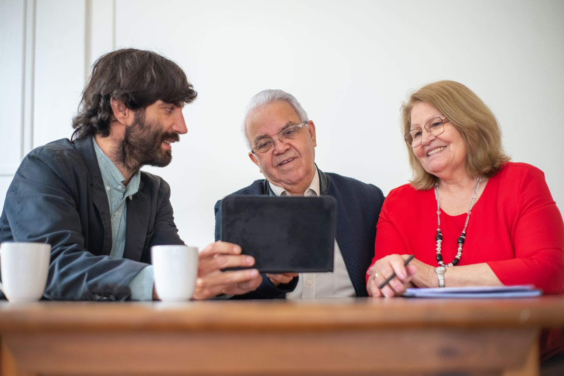 Chuyên viên tư vấn hỗ trợ thủ tục hộ tịch điện tử cho khách hàng