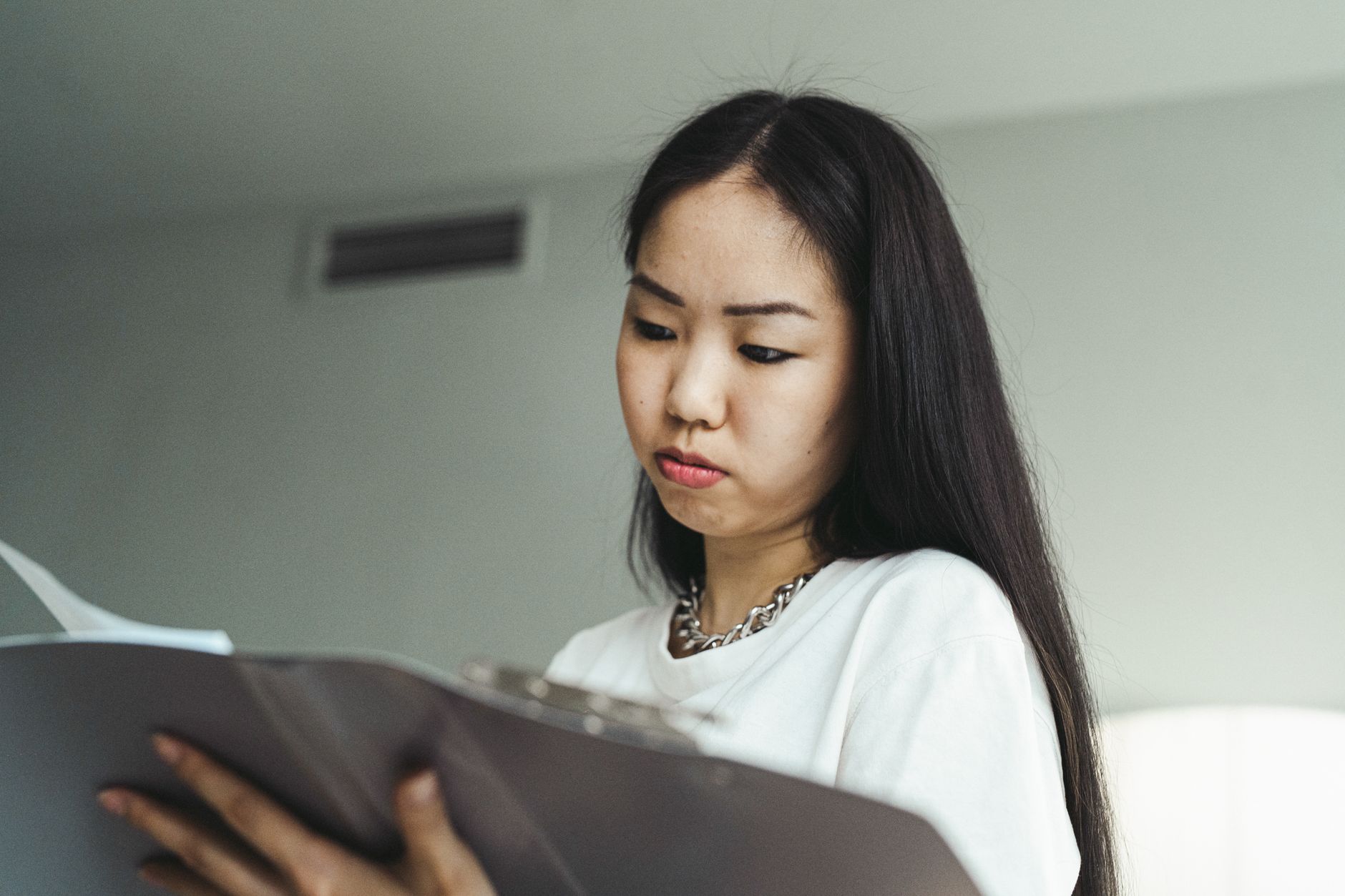 Nhân sự kiểm tra hồ sơ xin cấp phép làm việc cho chuyên gia