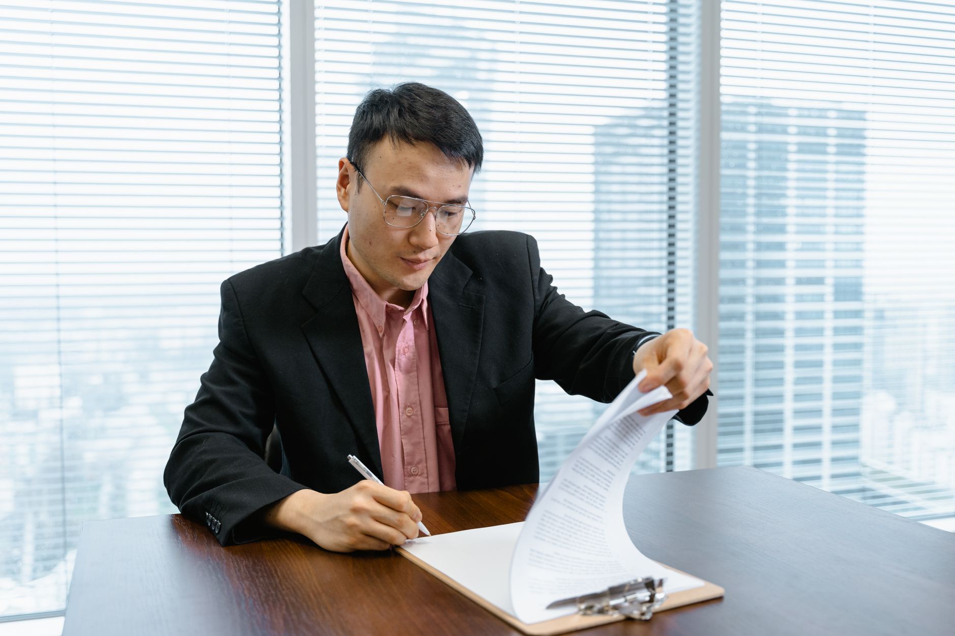 Hai đối tác bắt tay ký kết hợp đồng dịch vụ thị thực