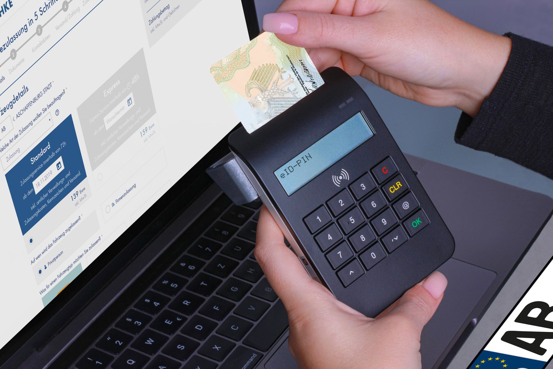 Người kiểm tra CCCD và mã OTP trên VNeID trước khi nộp hồ sơ