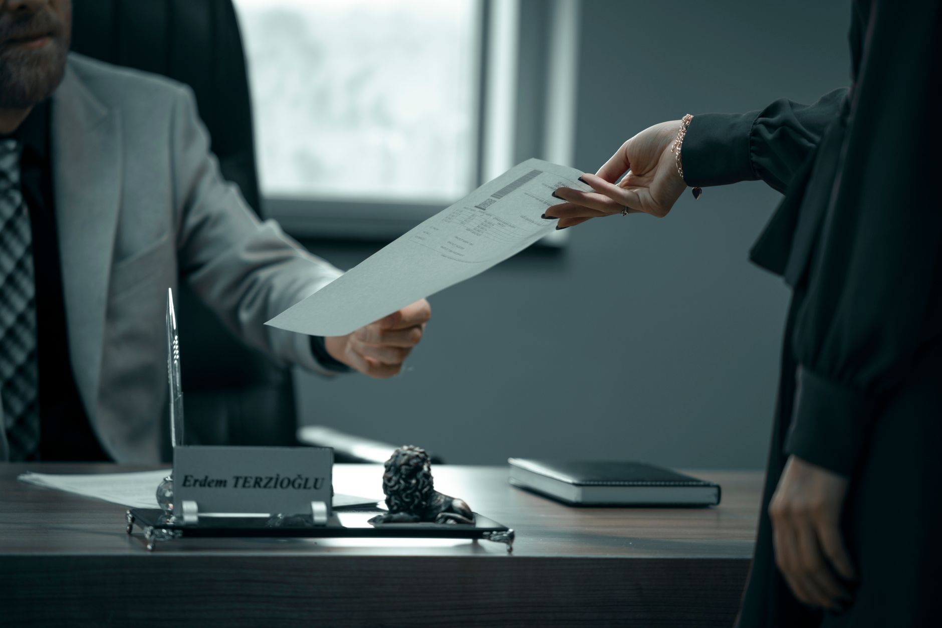 Người kinh doanh trao báo cáo tài chính cho ngân hàng để tránh phạt trễ hạn