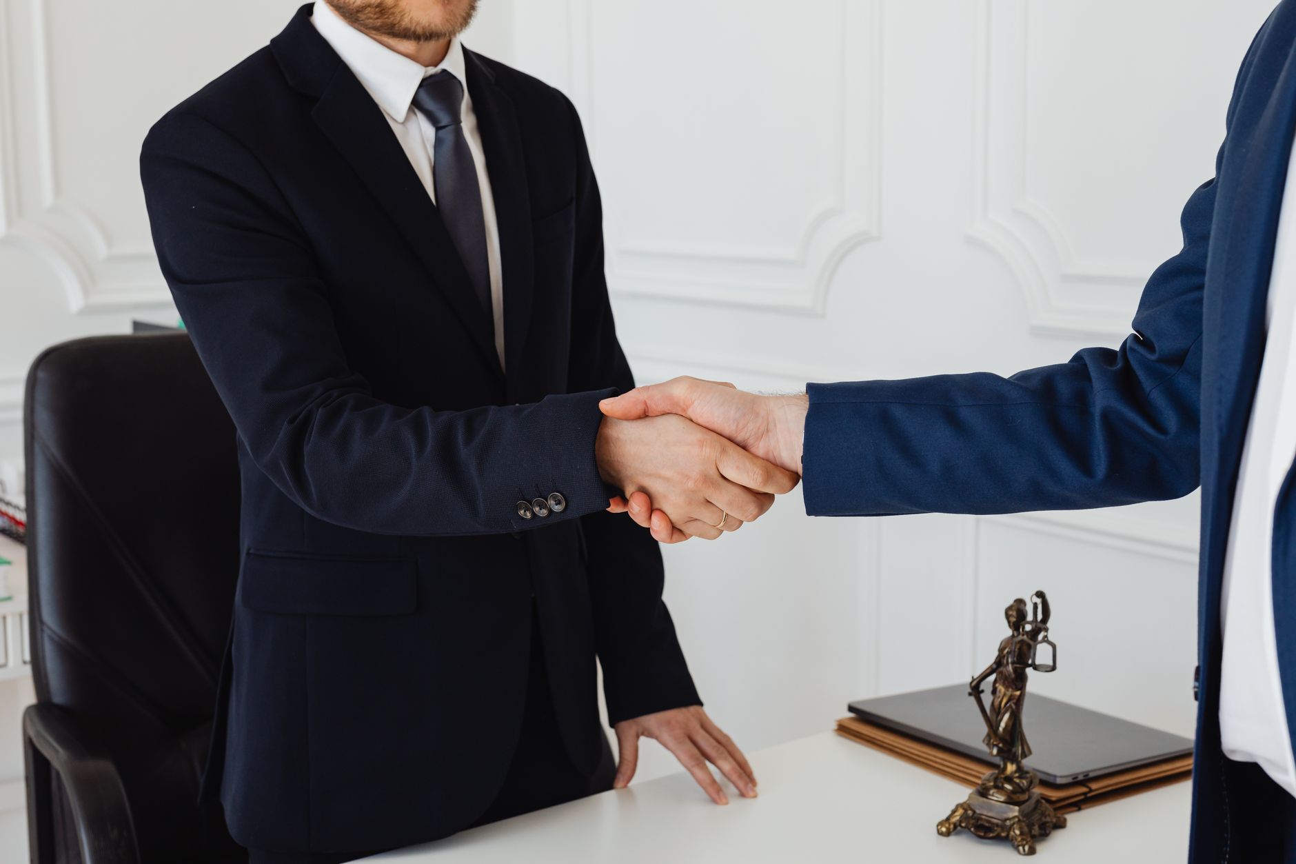 Luật sư và chủ doanh nghiệp bắt tay sau khi tránh tranh chấp sa thải