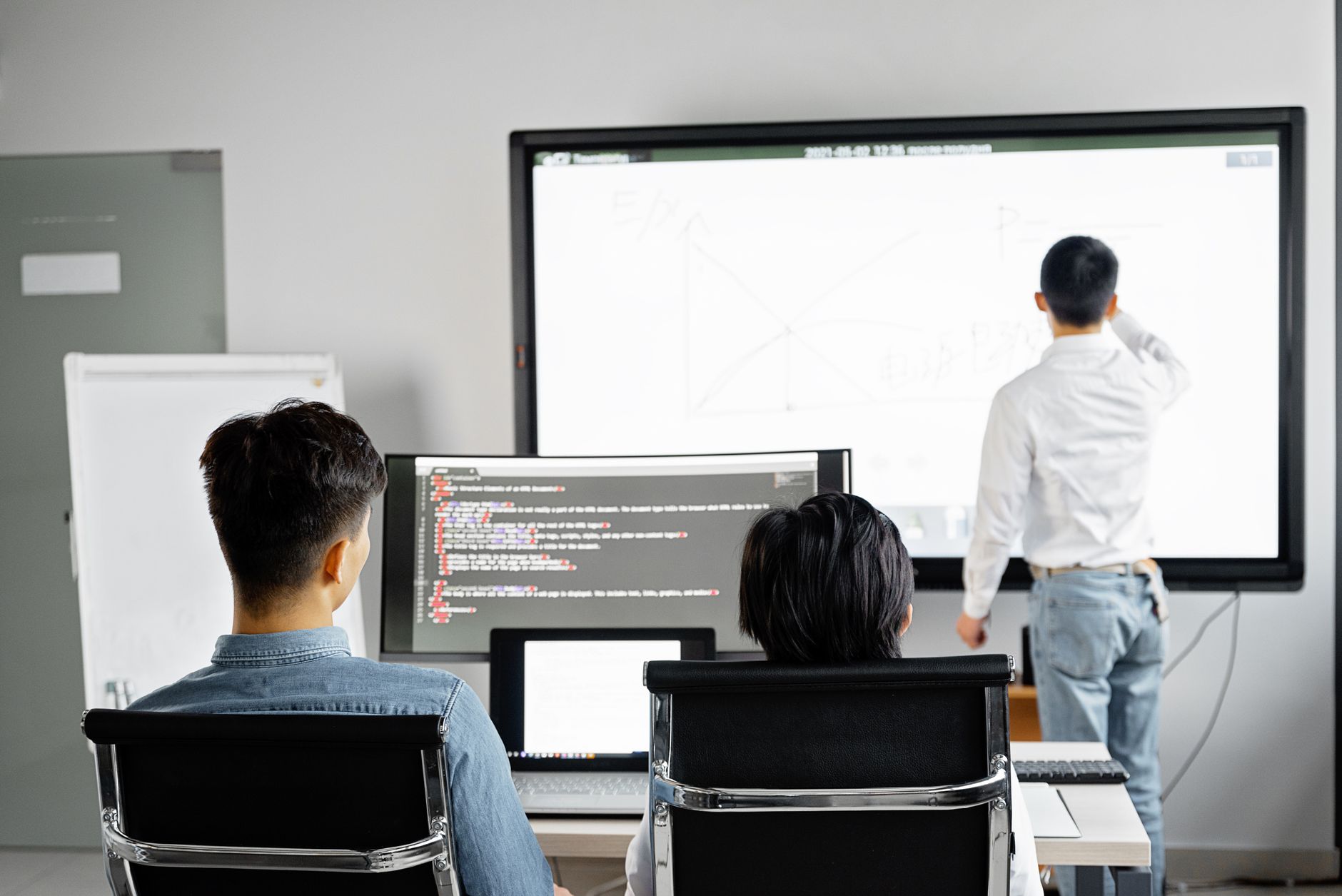 Chuyên viên hướng dẫn nhân viên sử dụng phần mềm hóa đơn