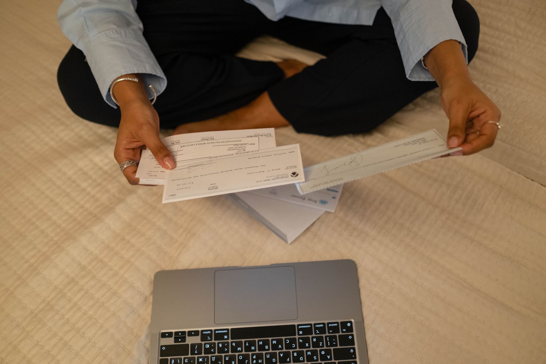 Người ngồi làm việc trên laptop khai báo thuế TNCN online
