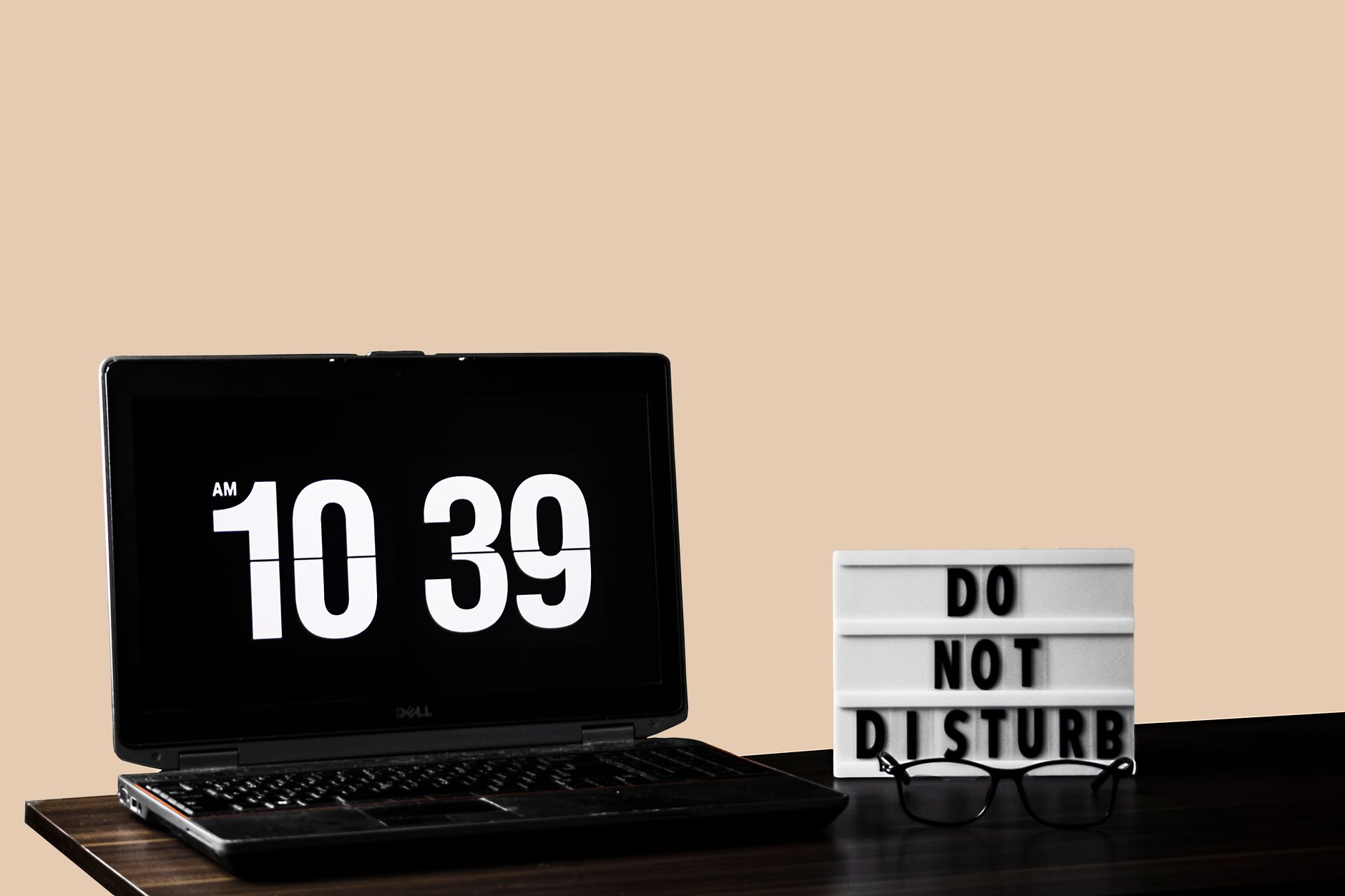 Màn hình laptop hiển thị thông báo thời gian xử lý 3 đến 5 ngày làm việc