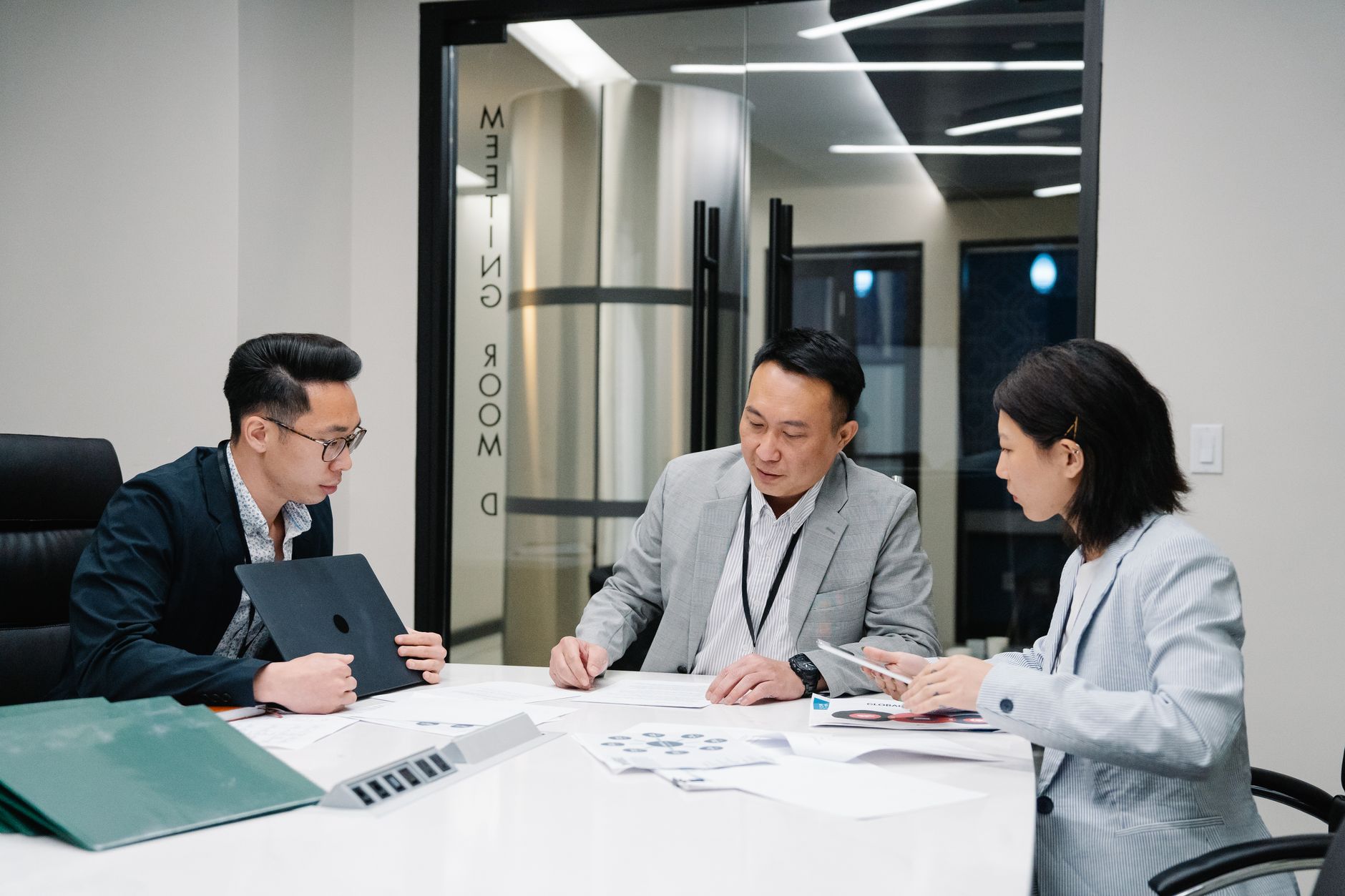 nhóm kế toán chuyên nghiệp họp tại văn phòng