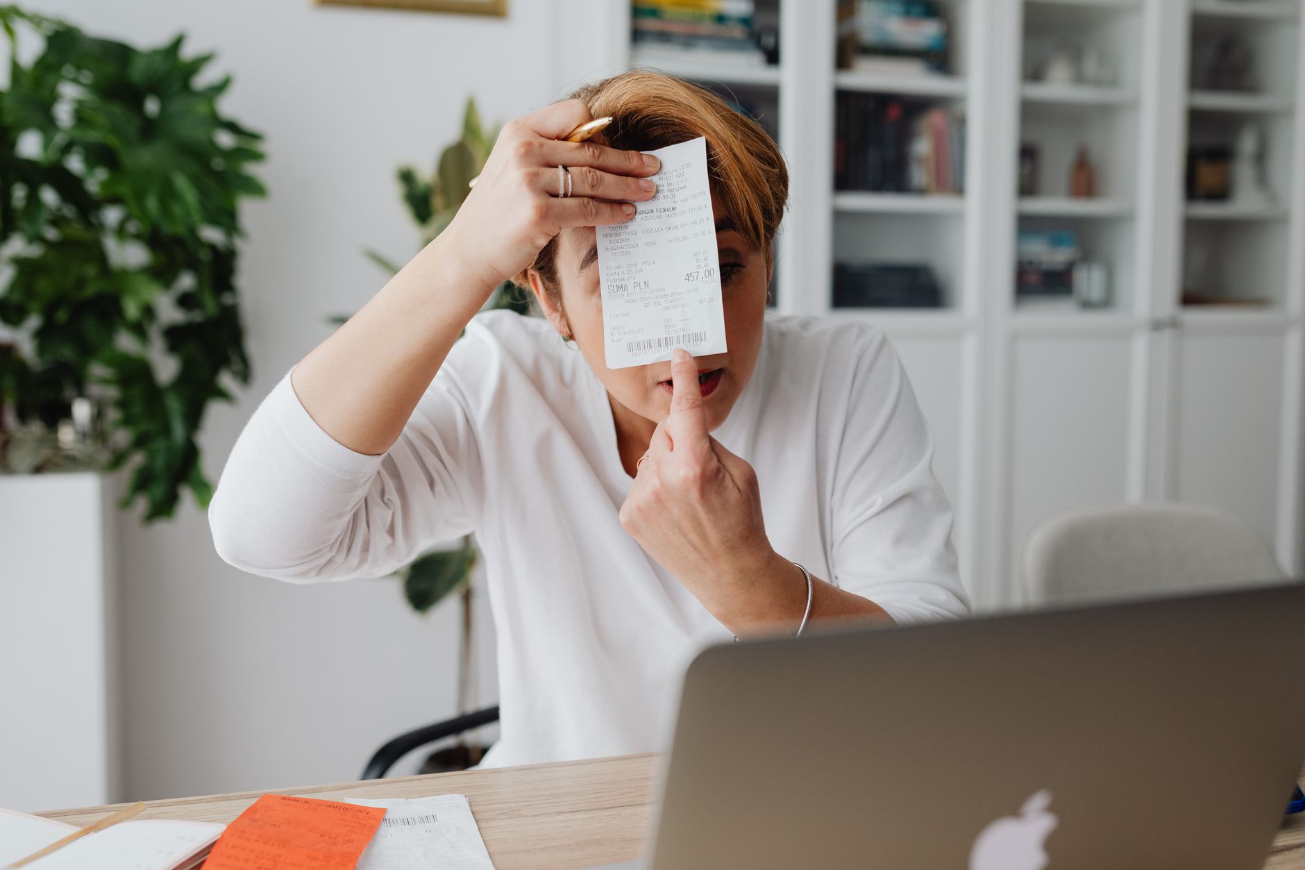 Kế toán kiểm tra lỗi hóa đơn điện tử trên màn hình máy tính