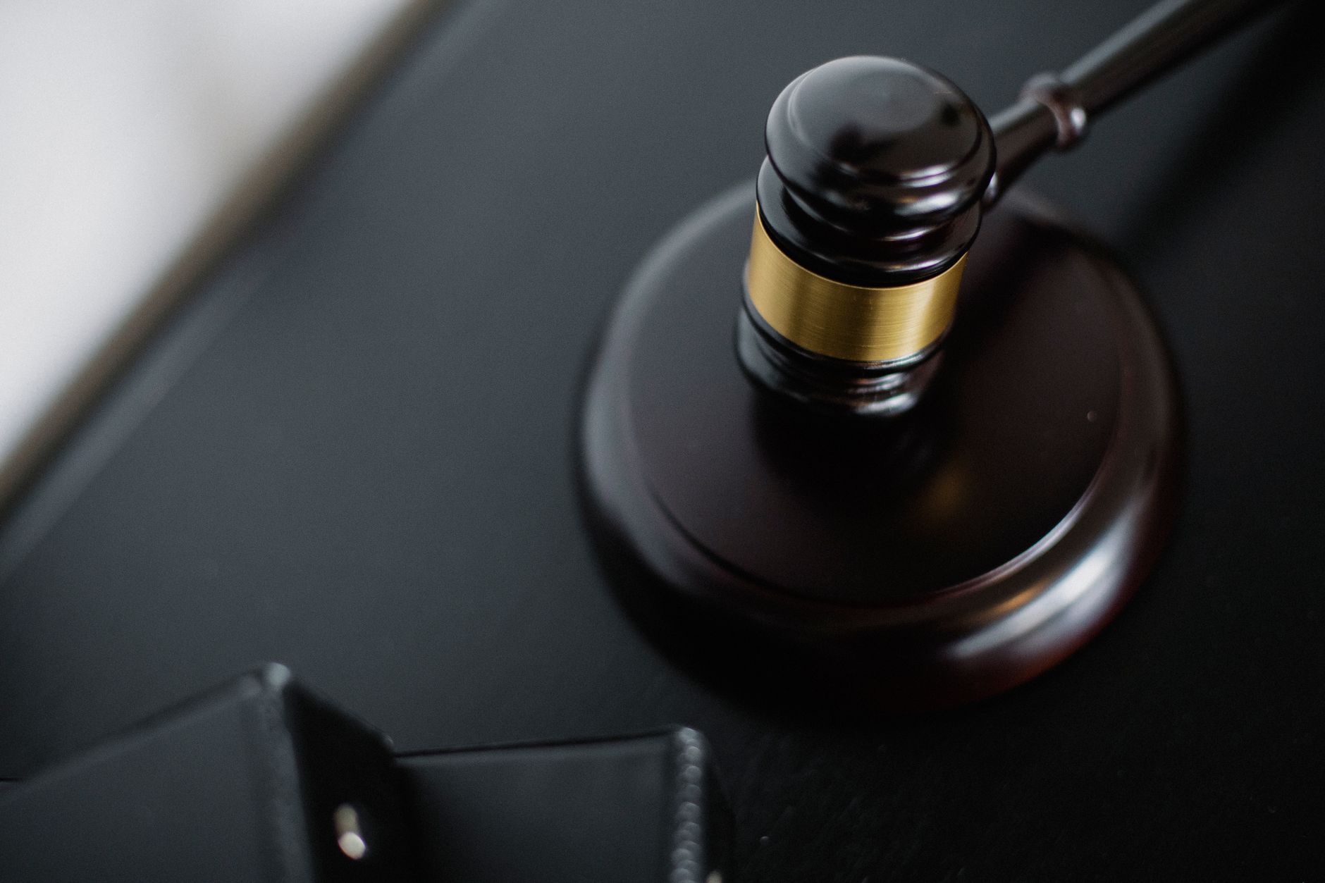 Luật sư chỉ dẫn xử lý vi phạm nhãn hiệu với gavel