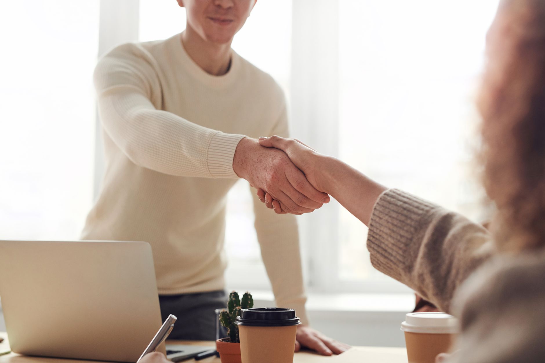 Bắt tay giữa nhà đầu tư nước ngoài và thành viên góp vốn Việt Nam