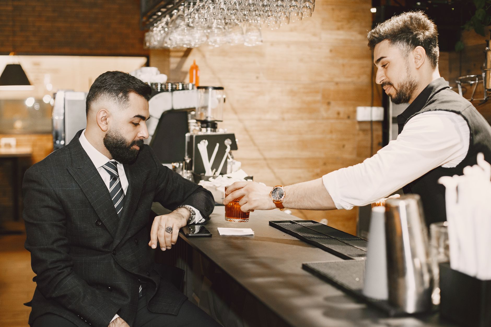 Chuyên gia Viện Kế Toán Việt Nam trao giấy phép bán lẻ rượu cho khách hàng