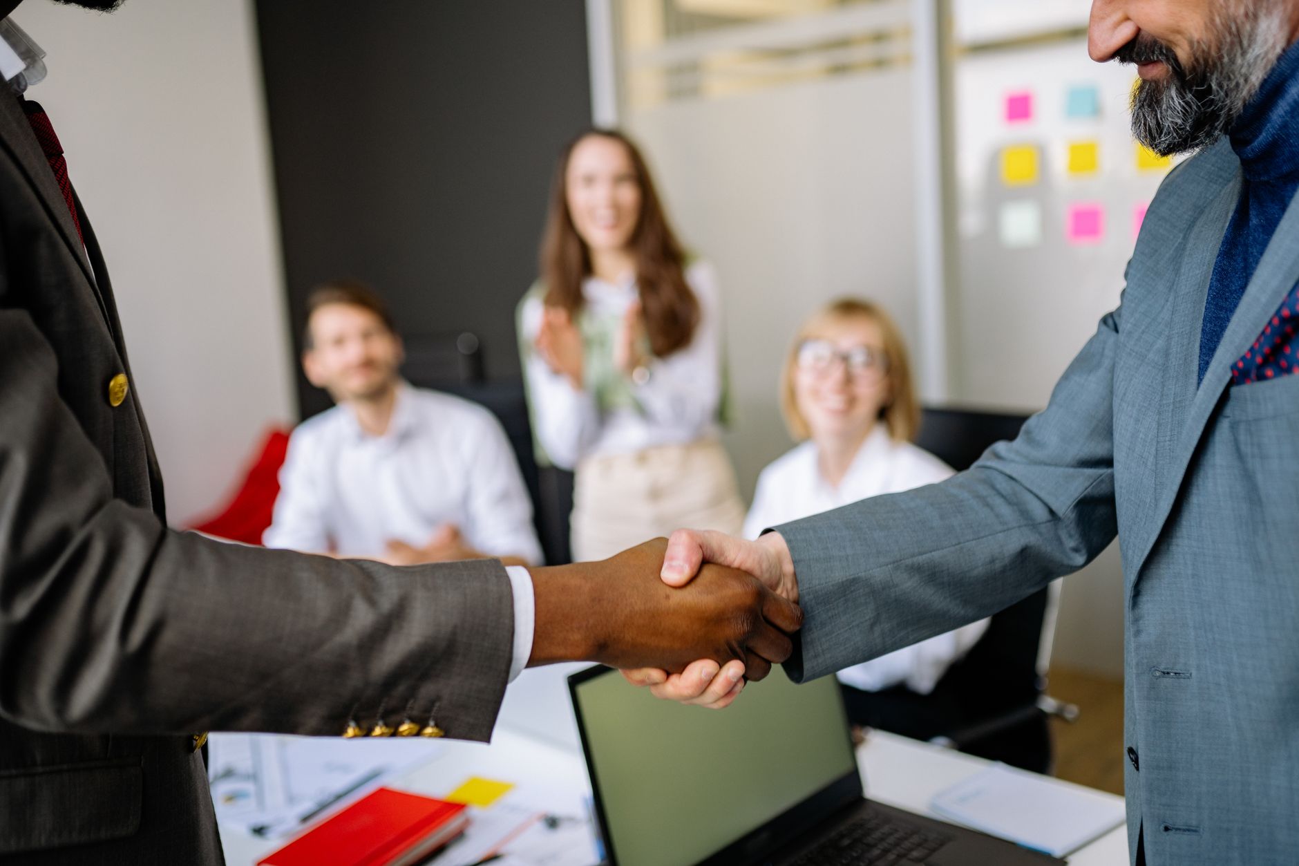 Chủ dự án nhận giấy chứng nhận đăng ký đầu tư tại cơ quan cấp phép